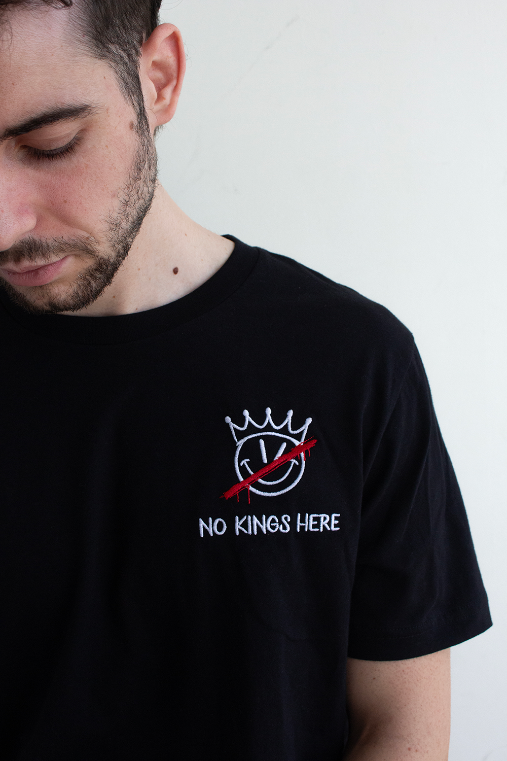 No Kings Here Embroidered Logo T-shirt Hoodie, Sweatshirt | ZylaModa.com (Image 1)