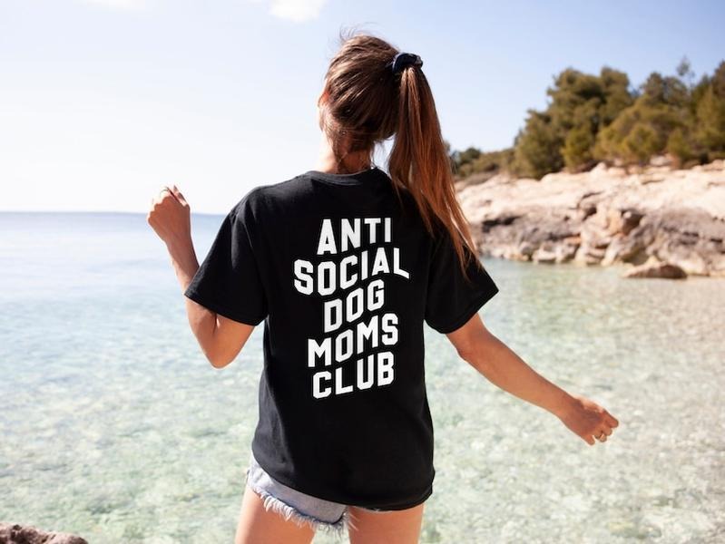 Anti Social Dog Mom Club T-Shirt - Personalised Dog Walking Shirt - Personalisable Dog Mum T-Shirt