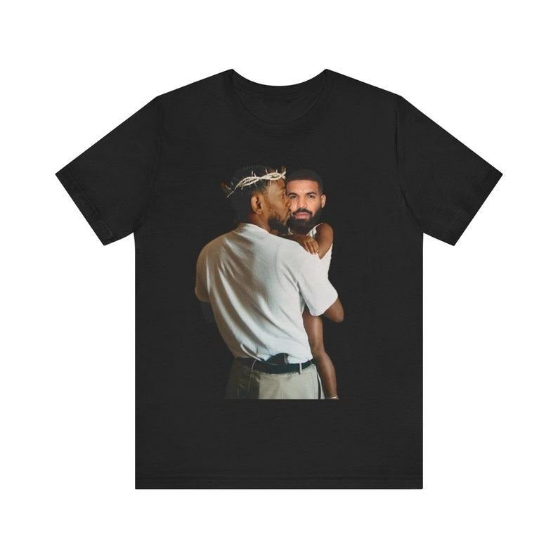 Kendrick Holding Baby Drake Beef - Drake vs. Kendrick Lamar Beef. T-Shirts, Hoodie, Sweatshirt | ZylaModa.com
