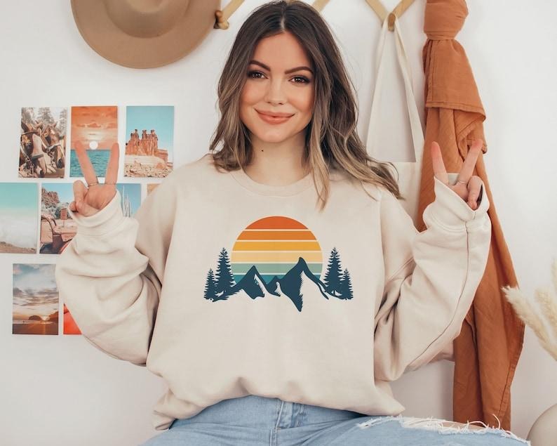 Mountain Sweatshirt Retro Sunset Aesthetic Sweatshirt Cozy Sweatshirt Hiking Sweatshirt Outdoor  Hoodie and Sweater;...
