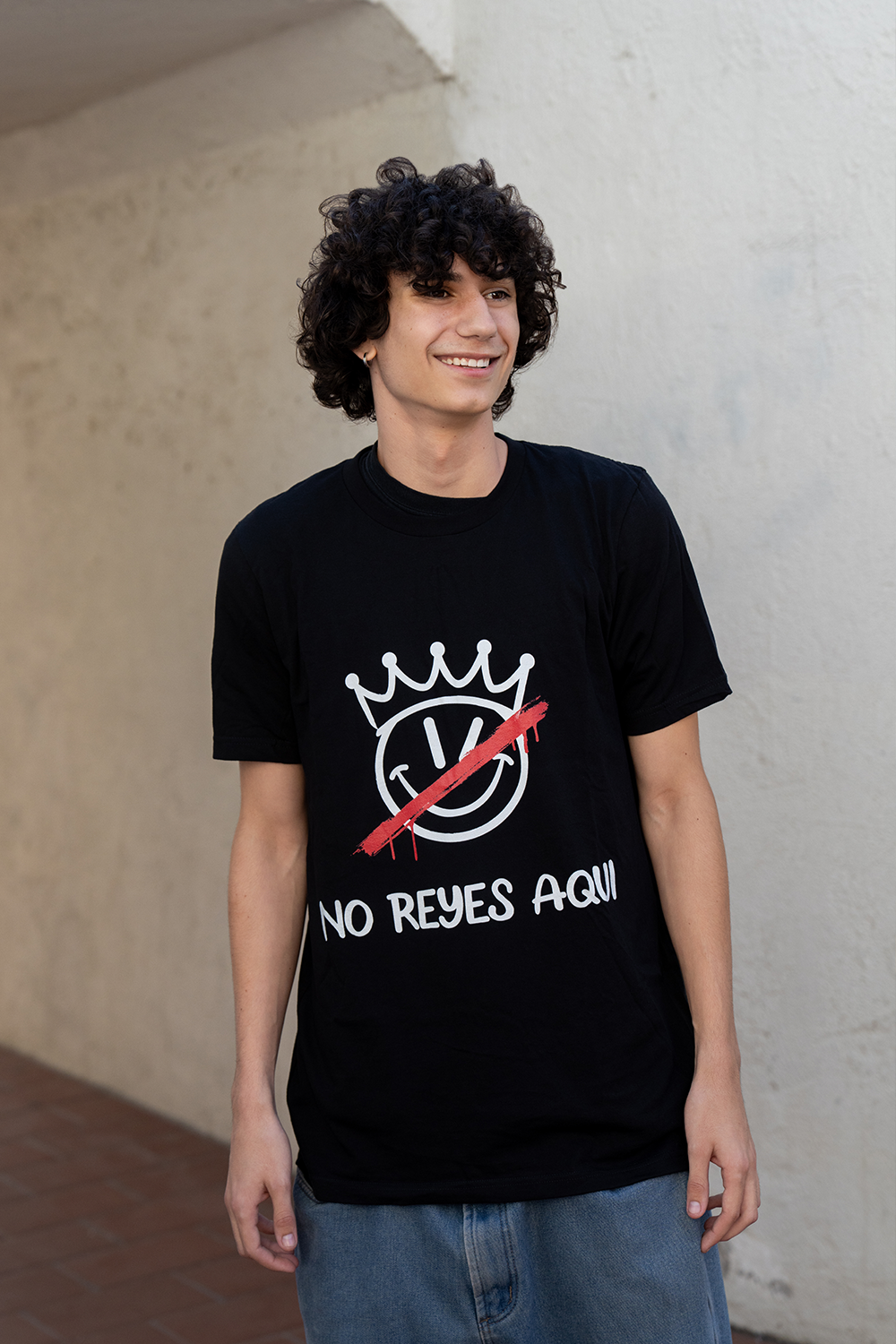 No Reyes Aqui T-Shirt (Black) Hoodie, Sweatshirt | ZylaModa.com (Image 1)