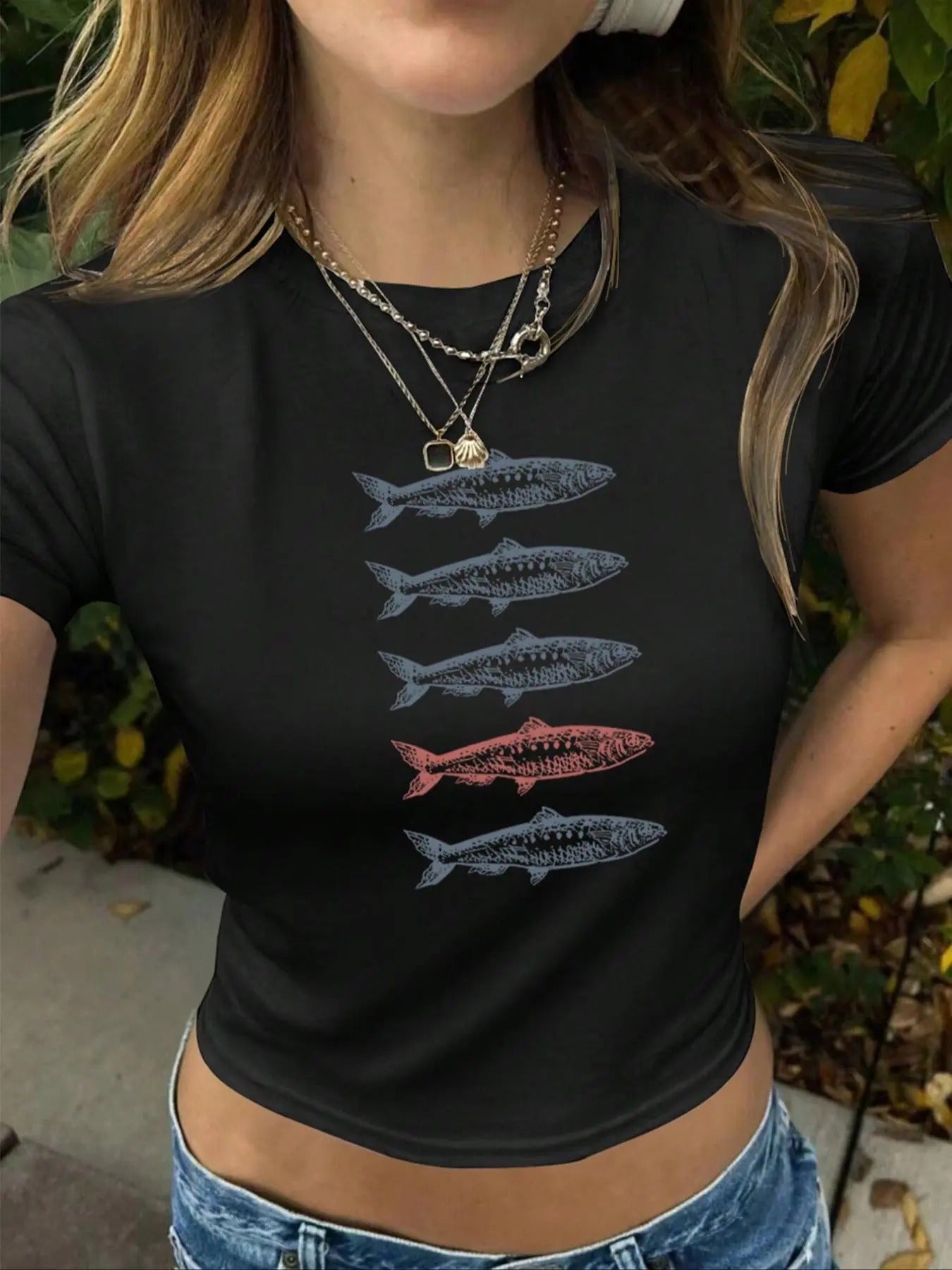 Women's Cartoon Fish Print Round Neck Crop Tee, Casual Slim-fitting Short Sleeve T-shirt, Ladies Summer Clothes for Daily...